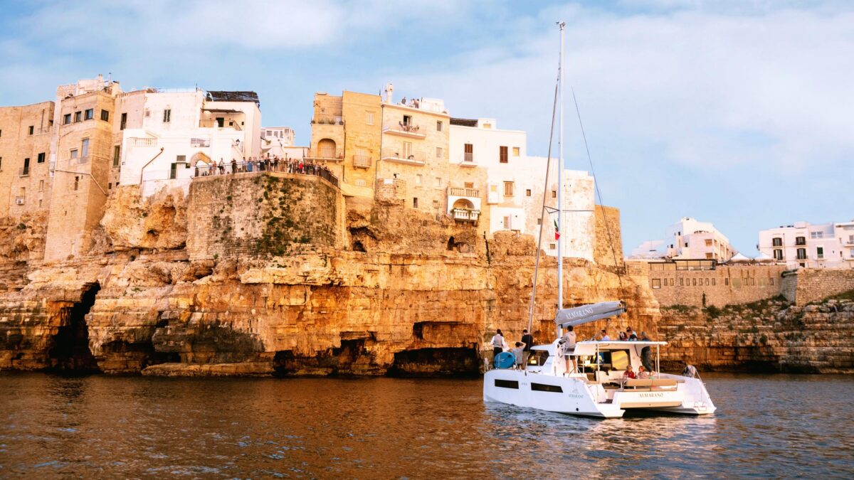 Noleggiare una barca o catamarano a Polignano a Mare